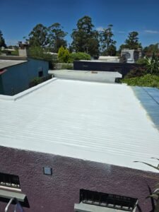 Vista de techo plano con recubrimiento de poliurea impermeabilizante blanco