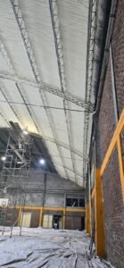 Interior de galpón industrial antes de la aplicación de poliuretano expandido